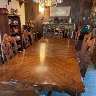 Dining table with 8 chairs2 extensions and covers in GREAT CONDITION 