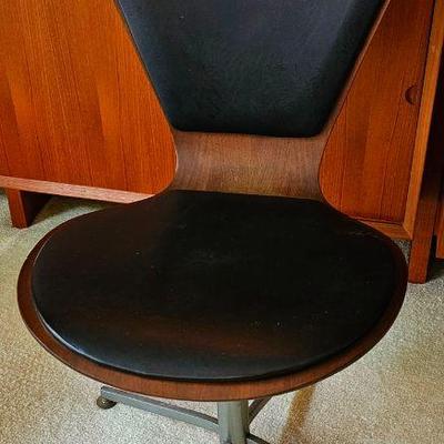 Danish Modern Walnut Bentwood & Leather Swiveling Chair.