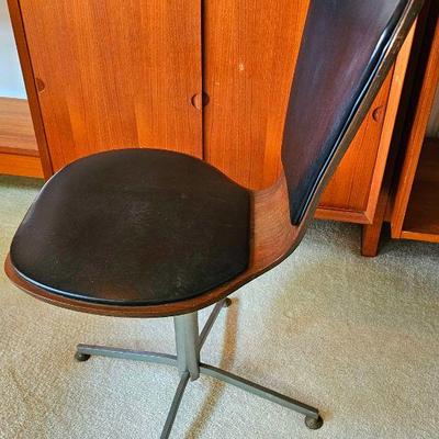 Danish Modern Walnut Bentwood & Leather Swiveling Chair.