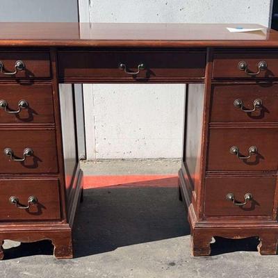 Ct361r chippendale style knee hole desk