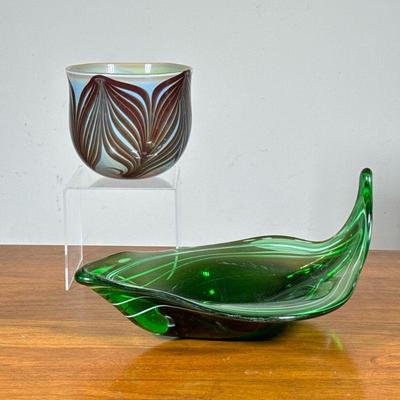 (2pc) Art Glass | Including a pulled feather style art glaze vase (h. 5.24 in.) and a green glass leaf form bowl. - h. 6.5 x l. 13.5 in...