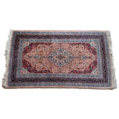 SMALL MEDALLION RUG | Very soft and supple hand weaving. - w. 38 x l. 62 in