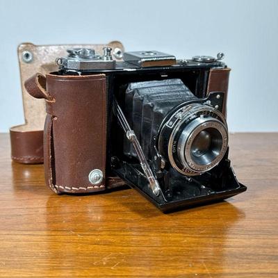 Zeiss Ikon Camera | Zeiss bellows film camera in a leather case. - w. 6 in

