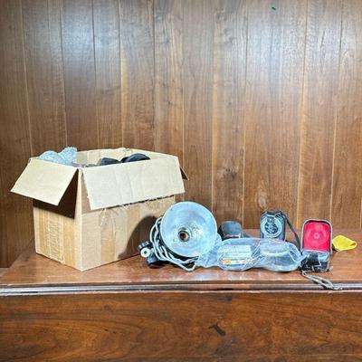 MISC PHOTOGRAPHY LOT | Misc lights, lenses and other photography / camera accessories.
