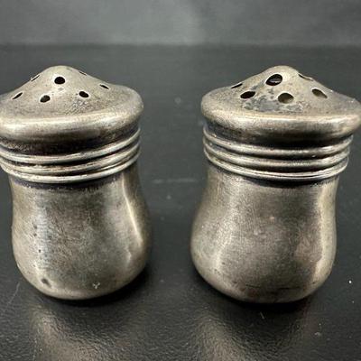 Vintage sterling silver salt and pepper shakers 8g