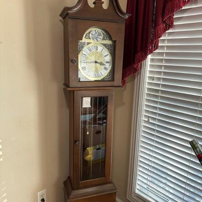 Grandmother clock. Works. 