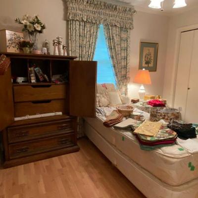 twin bed box spring and mattress excellent condition, barely unit