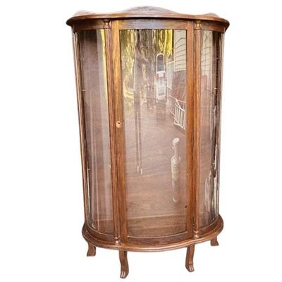 Lot 001 
Vintage Victorian Style China Cabinet