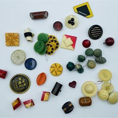 Lot 045  
Vintage and Antique Bakelite Button Collection