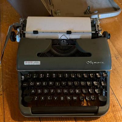 Olympia SM3 working vintage typewrite and case
