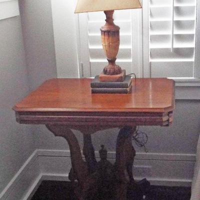 ANTIQUE HALL TABLE WITH CENTER PENDESTAL AND ALABASTER LAMP
