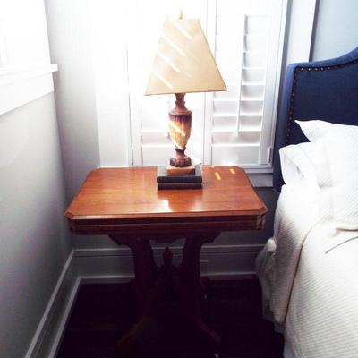 ANTIQUE OAK FINIAL PEDESTAL HALL TABLE WITH CARVED ALABASTER LAMP