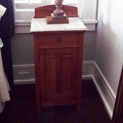 ANTIQUE SMALL OAK WASHSTAND WITH MARBLE TOP AND CARVED ALABASTER LAMP