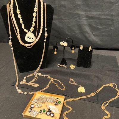 Ct376 assorted vintage costume jewelry and buttons