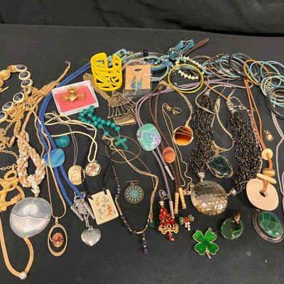 Ct400 lot of assorted vintage and contemporary costume jewelry