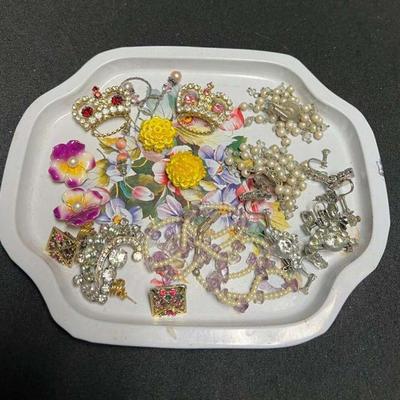 Ct371 queen s costume jewelry