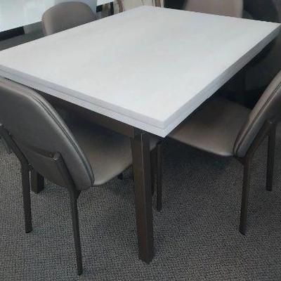 https://auctions4america.proxibid.com/Auctions-4-America/Dinette-by-Design/event-catalog/273254?srch=&srchloc=true#Top