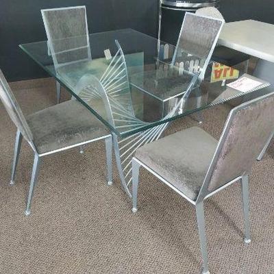 https://auctions4america.proxibid.com/Auctions-4-America/Dinette-by-Design/event-catalog/273254?srch=&srchloc=true#Top