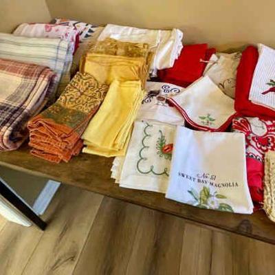 Lot 010-DR: Table Linen Assortment