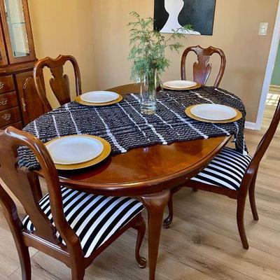 Lot 001-DR: American Drew Dining Table and Chairs