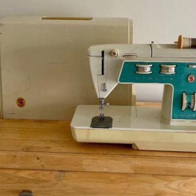 Lot 061-BON: Vintage Singer Sewing Machine w/Cover
