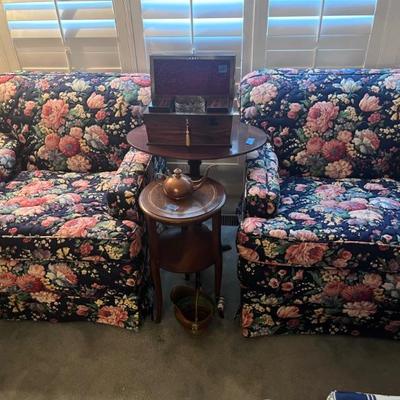 CUSTOM-MADE SEATING
ACCENT TABLES