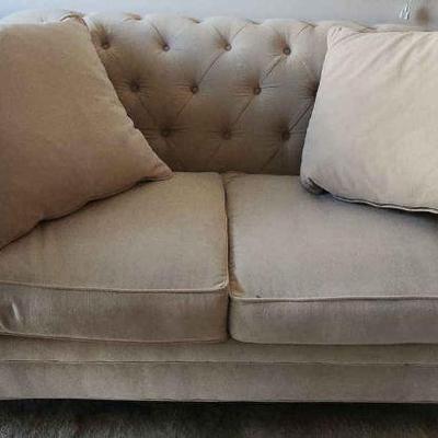 WWT069 - Tufted Love Seat