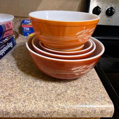 Vintage Pyrex bowls