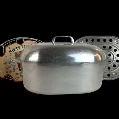 DOPA641 Vntg Magnalite Wagner Ware Dutch Oven Roaster	Made in Sidney, model 4267-p, 13 QT. With trivet and lid
