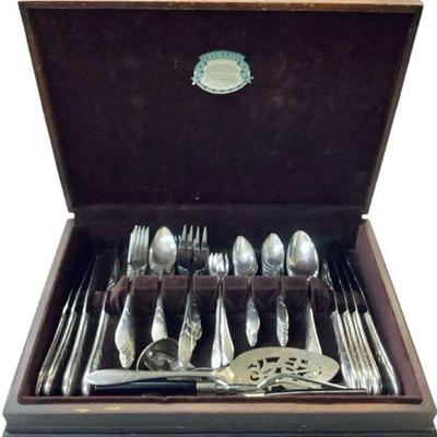 BEDO815 Oneida “Community” Silverware	Includes dinner knives, dinner forks, soup spoons, salad forks, teaspoons, coffee spoons, serving...
