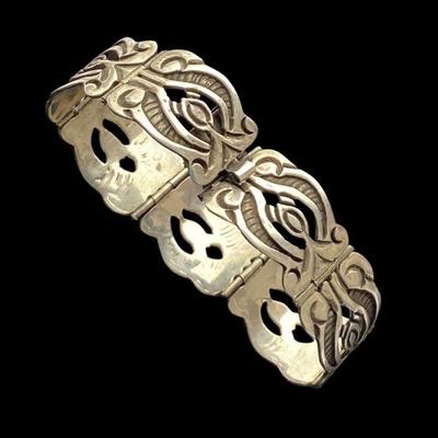 BEBO913 Mexican Sterling Bracelet	Made in Mexico sterling silver bracelet measures approximately 6.5 inches and weighs approximately...