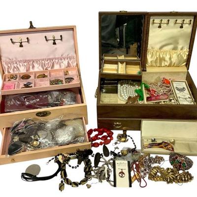 BEBO237 Jewelry Boxes & Lots Of Jewelry	Vintage mixed jewelry, men's and women's. Couple of jewelry boxes.
