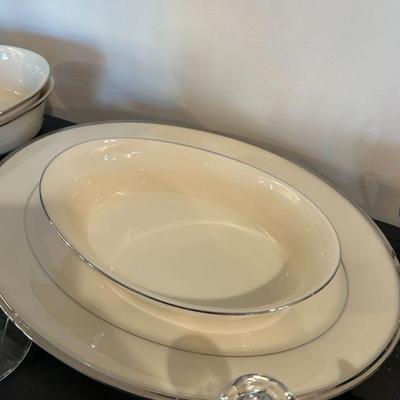 serving bowl still availiable 