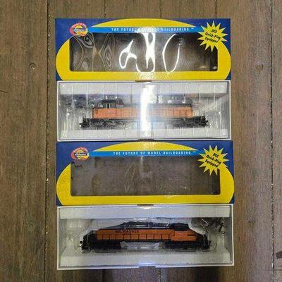 #10068 • (2) Athearn Milwaukee Road SD40-2 Model Locomotives

