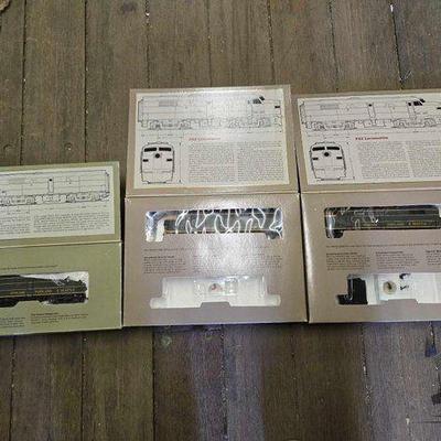#10082 • (3) Proto 2000 Series HO Scale Model Train Locomotive
