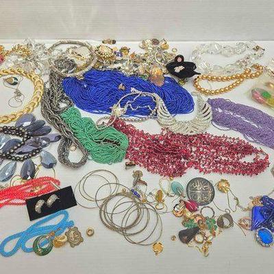 #1040 • Costume Jewelry
