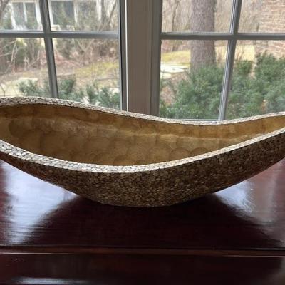 Decorative bowl decorated with mother of pearl and shells