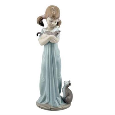Lot 080  
Lladro "Don’t Forget Me Girl" Porcelain Figurine 5743