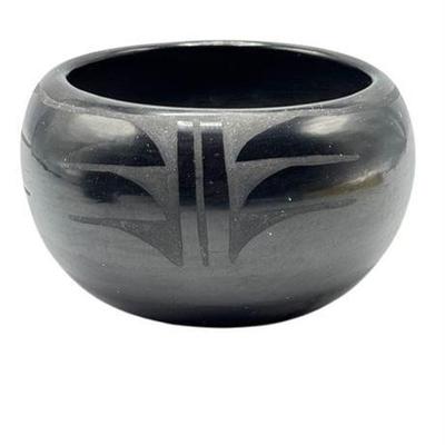 Lot 018-112  
Santa Clara Pottery Bowl Unsigned