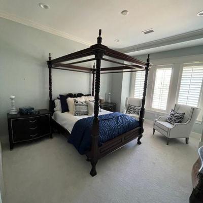 Queen, 4 poster bed w/ canopy 