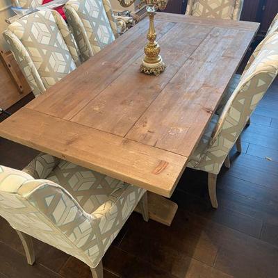 Beautiful farmhouse styled table w/ two leaves. 
