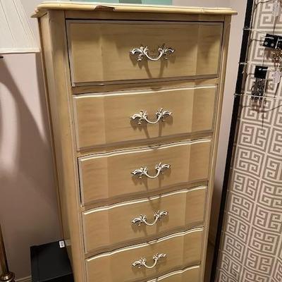 Narrow dresser