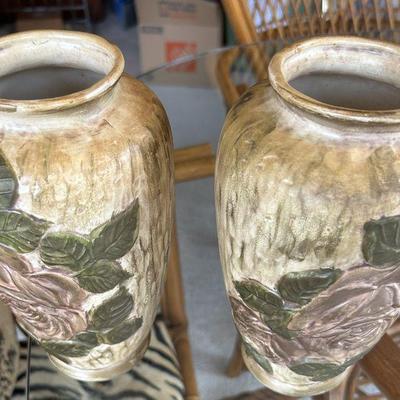 Set of 2 ceramic vases with leaf pattern