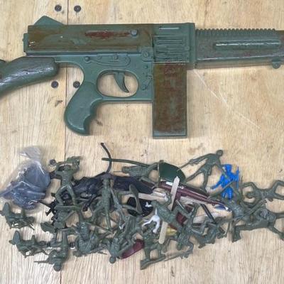 Vintage Marx Toy Sound Making Tommy Gun With Assorted Plastic Army Men (as Is)