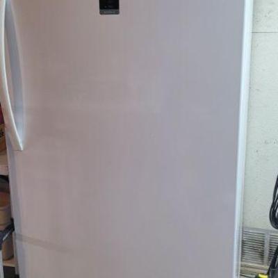 Insignia stand freezer