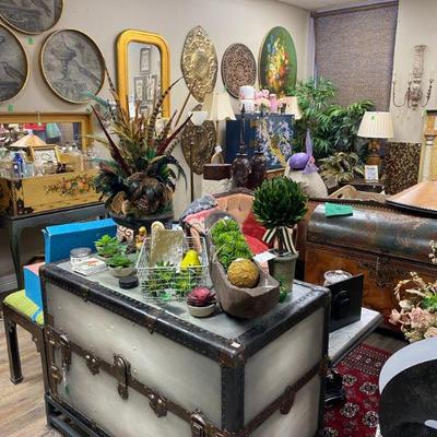 Traveling trunk artwork, decoratives, mirrors