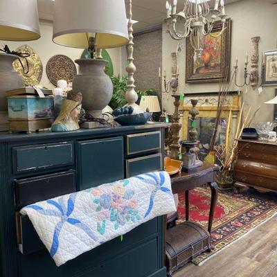 Chest quilt, pair of wooden lamps