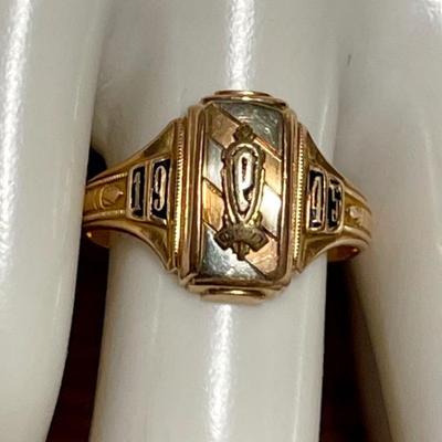 1945 10K Yellow Gold Class Ring Size 7 - Total Weight 3.95 Grams 