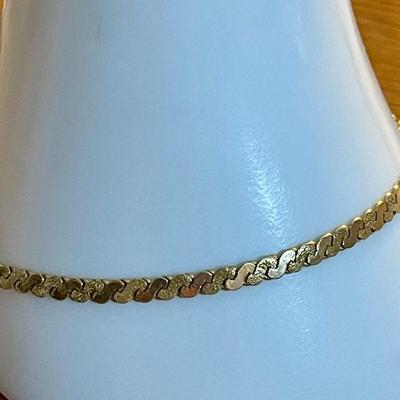 14K Gold S Chain 8 Inch Bracelet With Safety Latch - Total Weight 5.41 Grams 