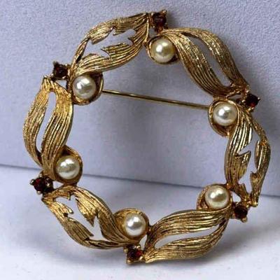 Garland inspired brooch with faux pearls